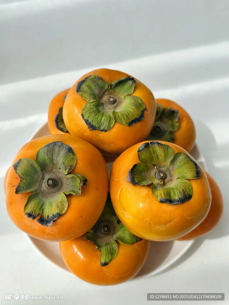 一盘新鲜柿子