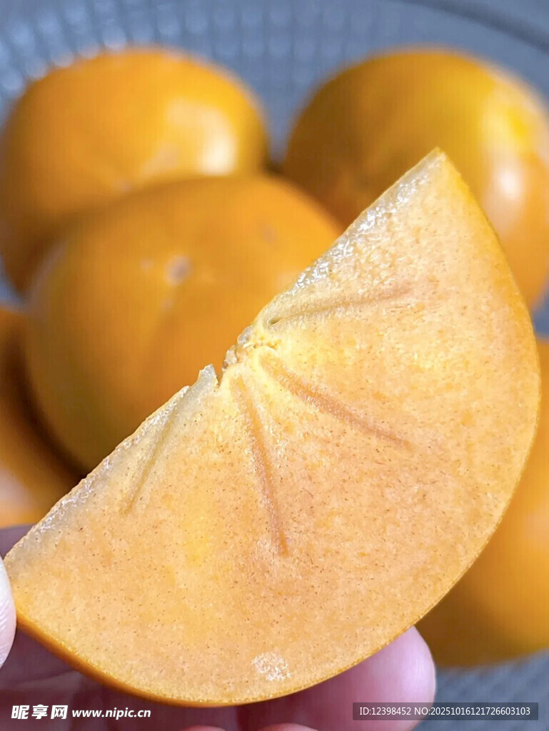 手捧切片金黄柿子