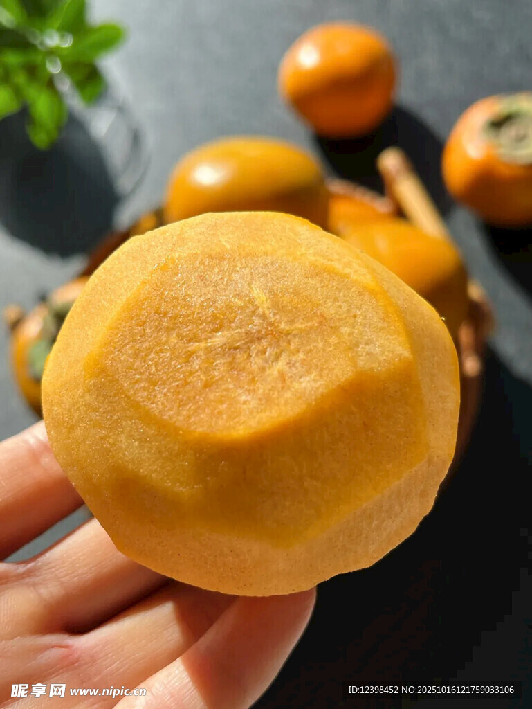手捧新鲜甜软的柿子