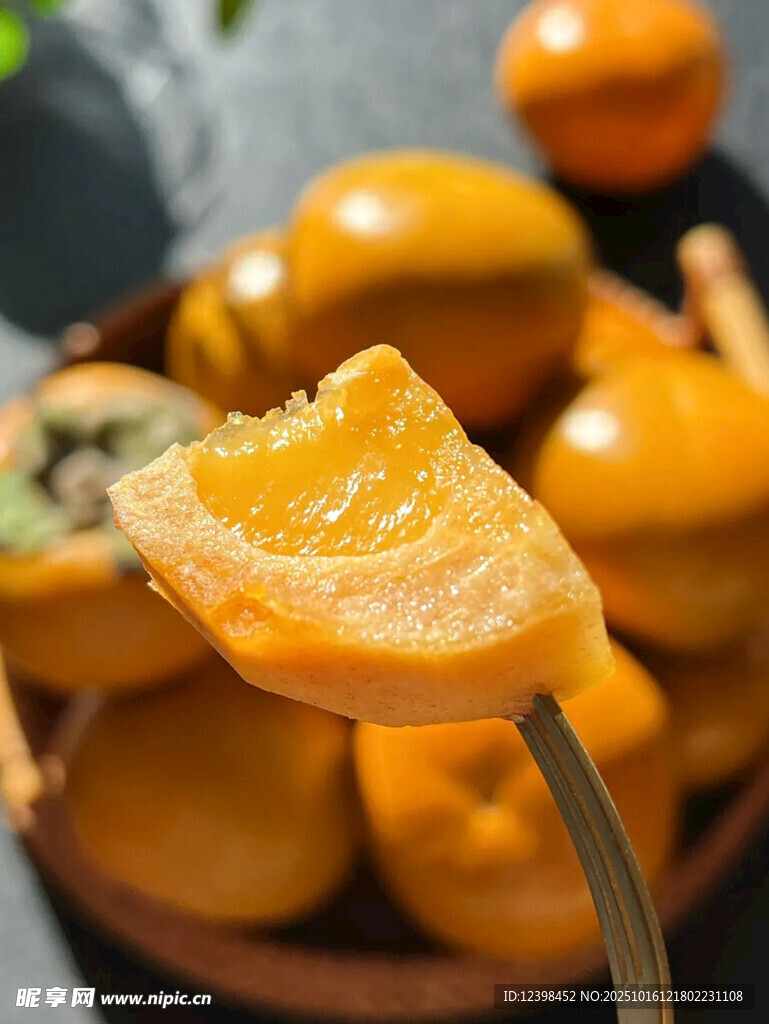 勺子上的美味甜软柿子