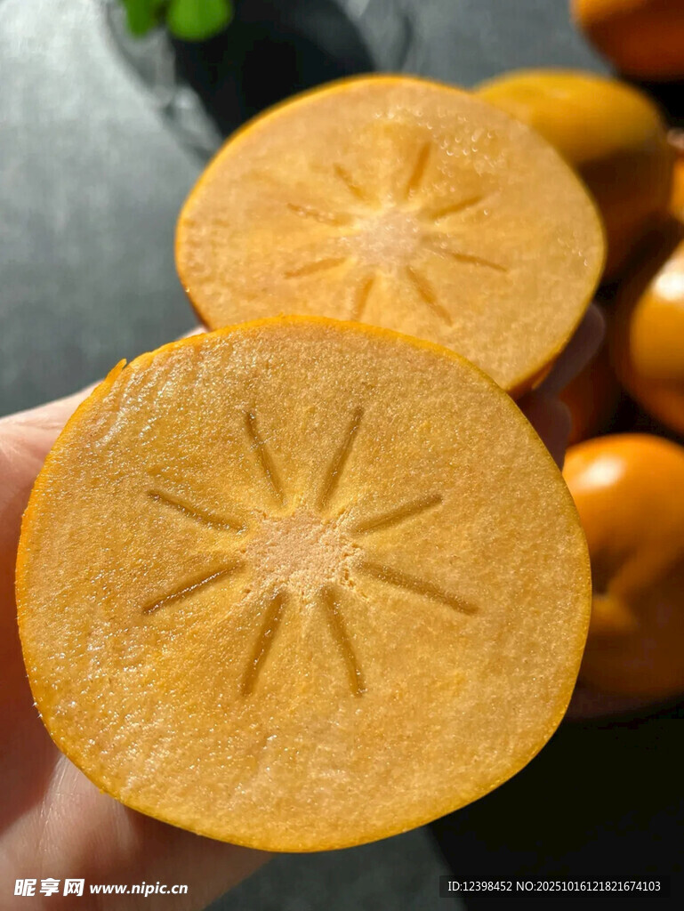 切开的美味甜柿子