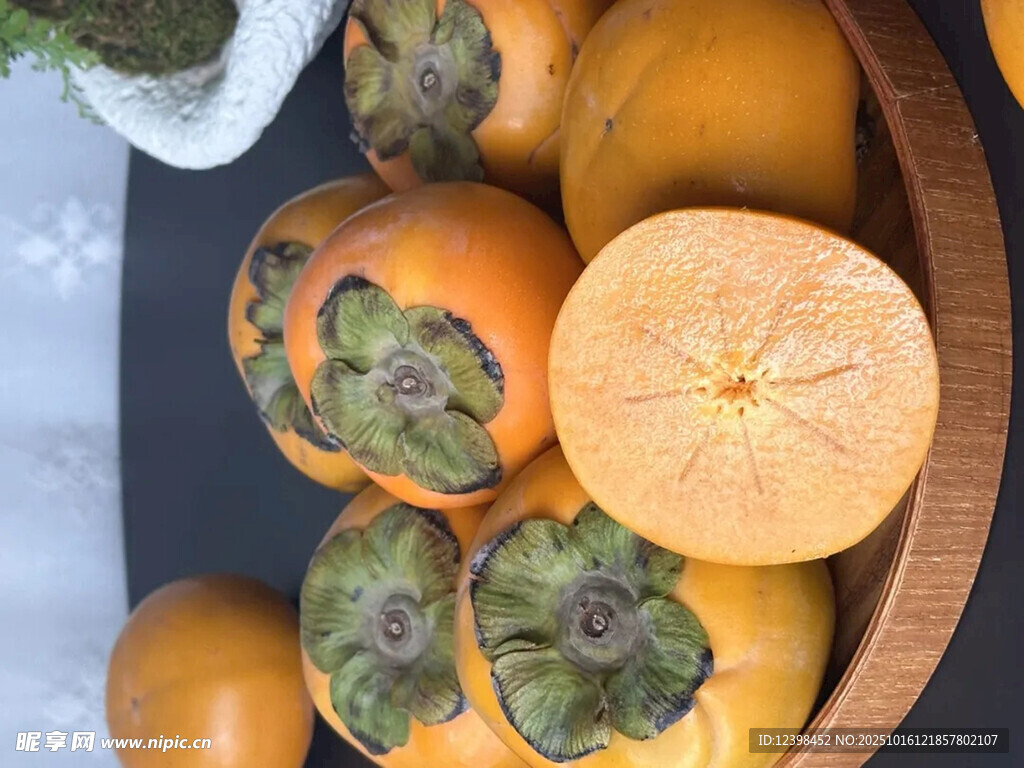 木盘里的新鲜柿子