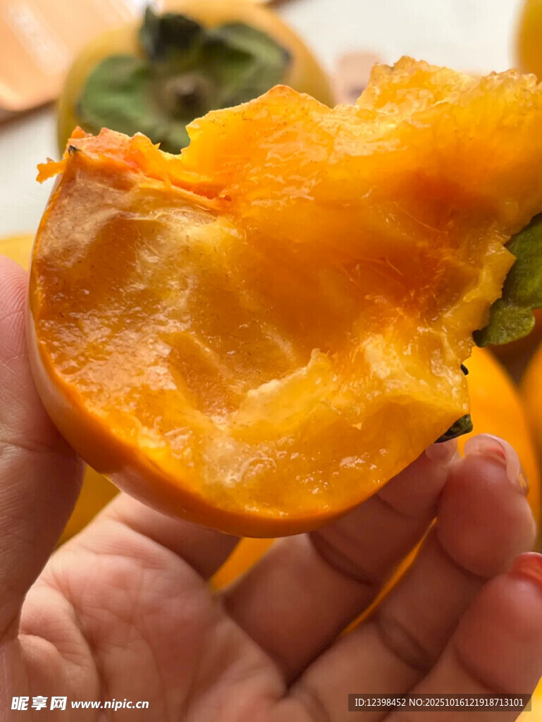 手捧多汁香甜软柿子