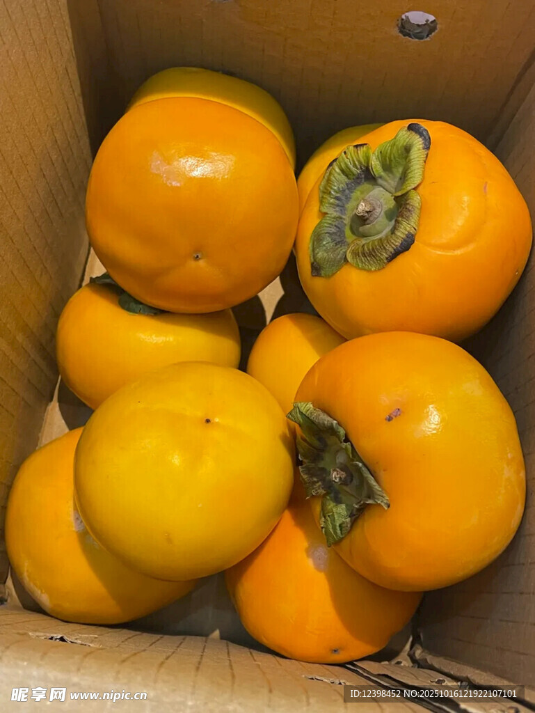 纸箱中的新鲜柿子