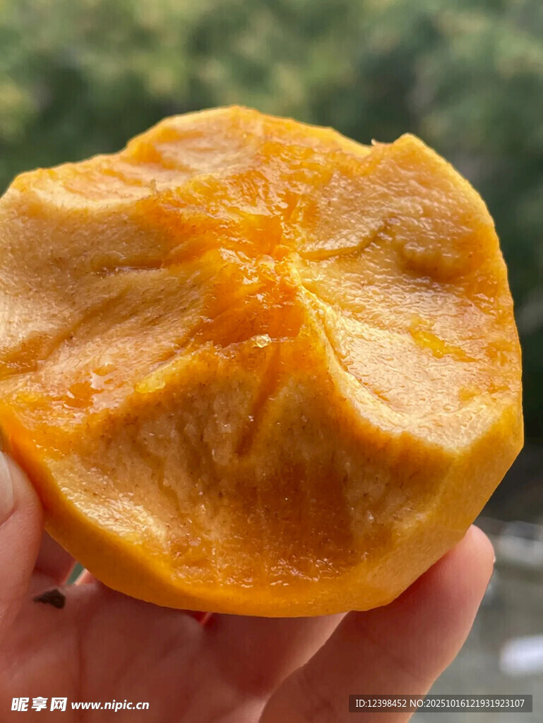 手捧剥开的黄澄澄柿子