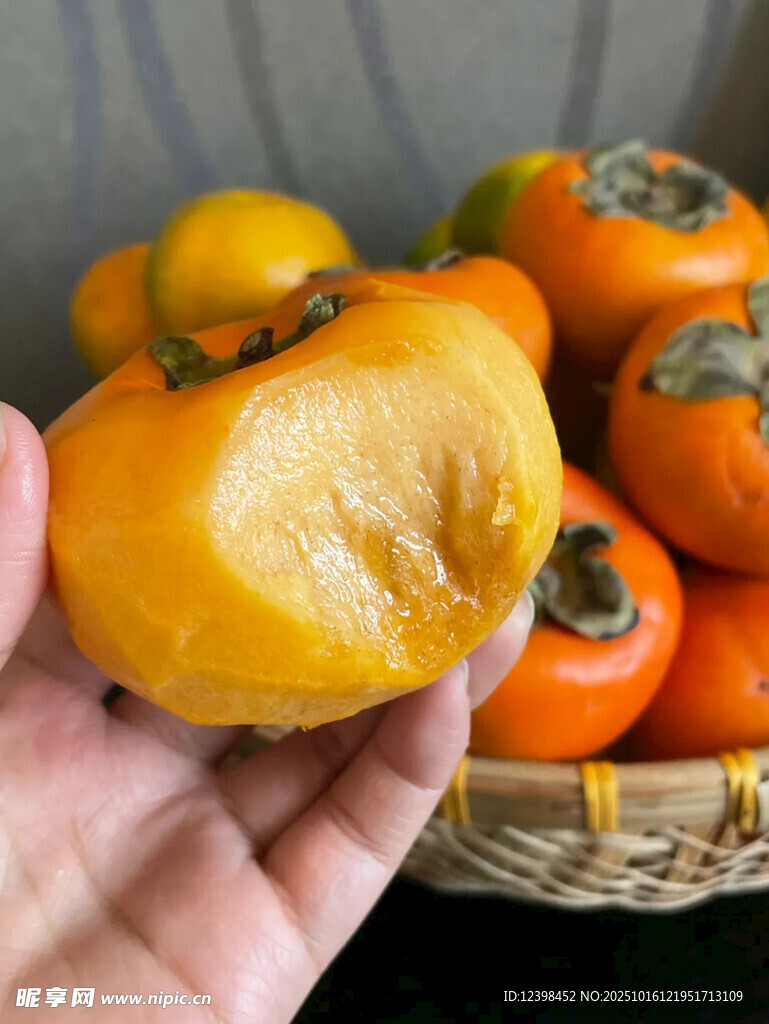 手捧橙黄甜柿子