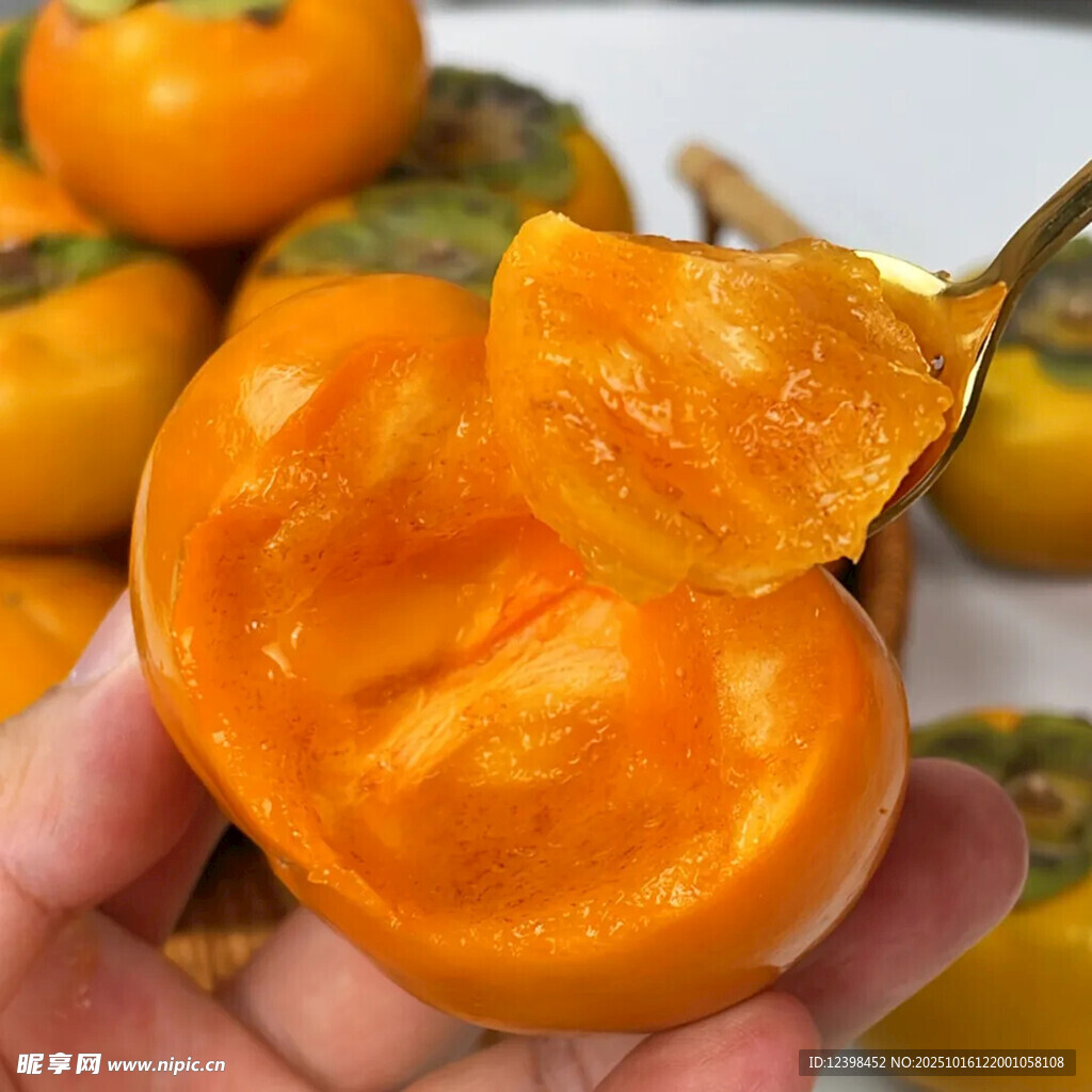 手捧剥开的香甜软糯柿子
