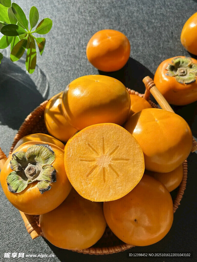 竹篮中的新鲜甜柿子