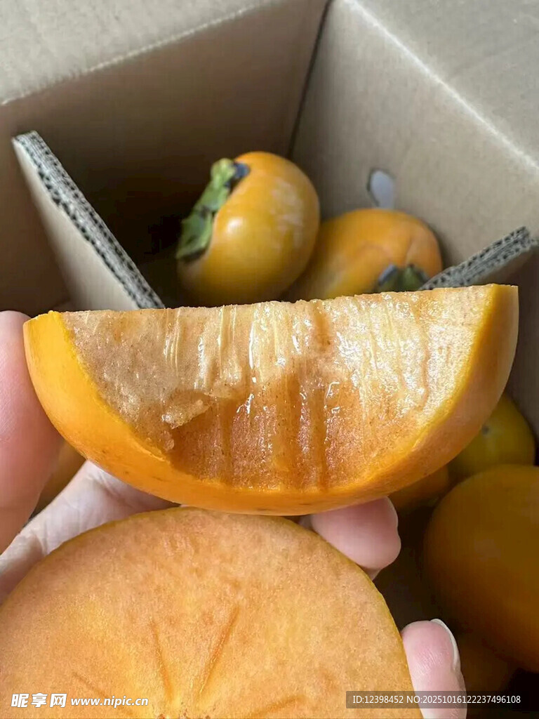 新鲜剥开的美味黄皮柿子