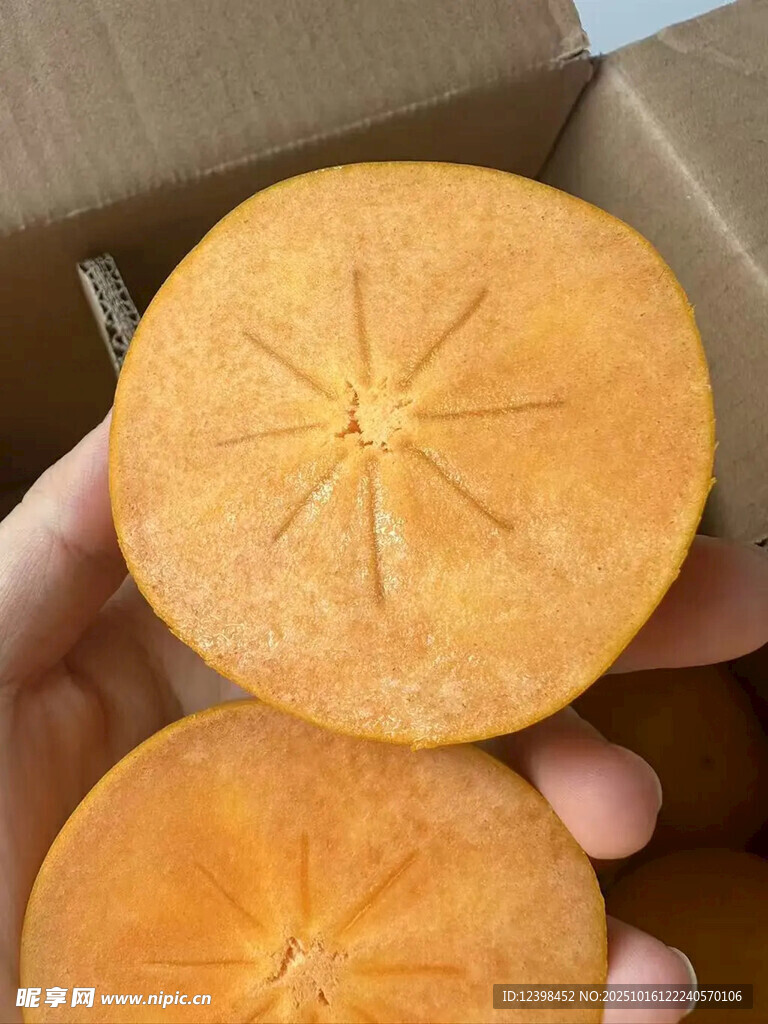 手中切开的新鲜柿子