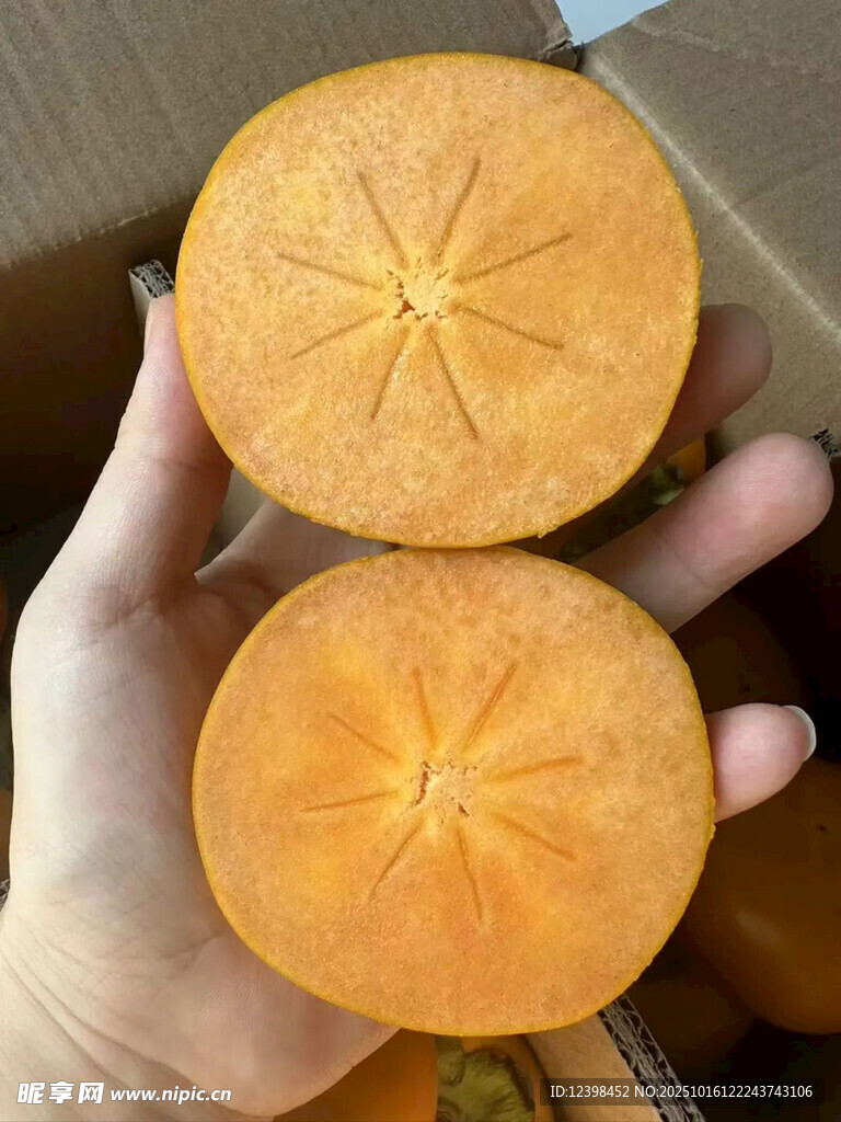 手捧切开的新鲜甜柿子