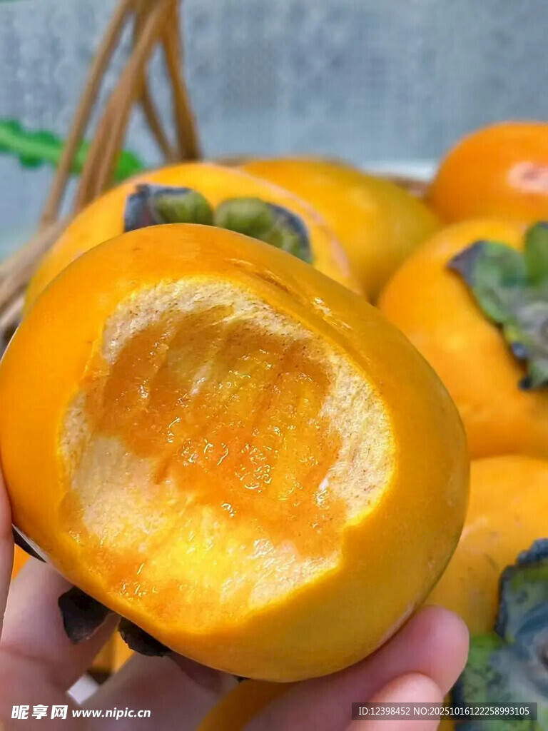 剥开的香甜诱人新鲜柿子