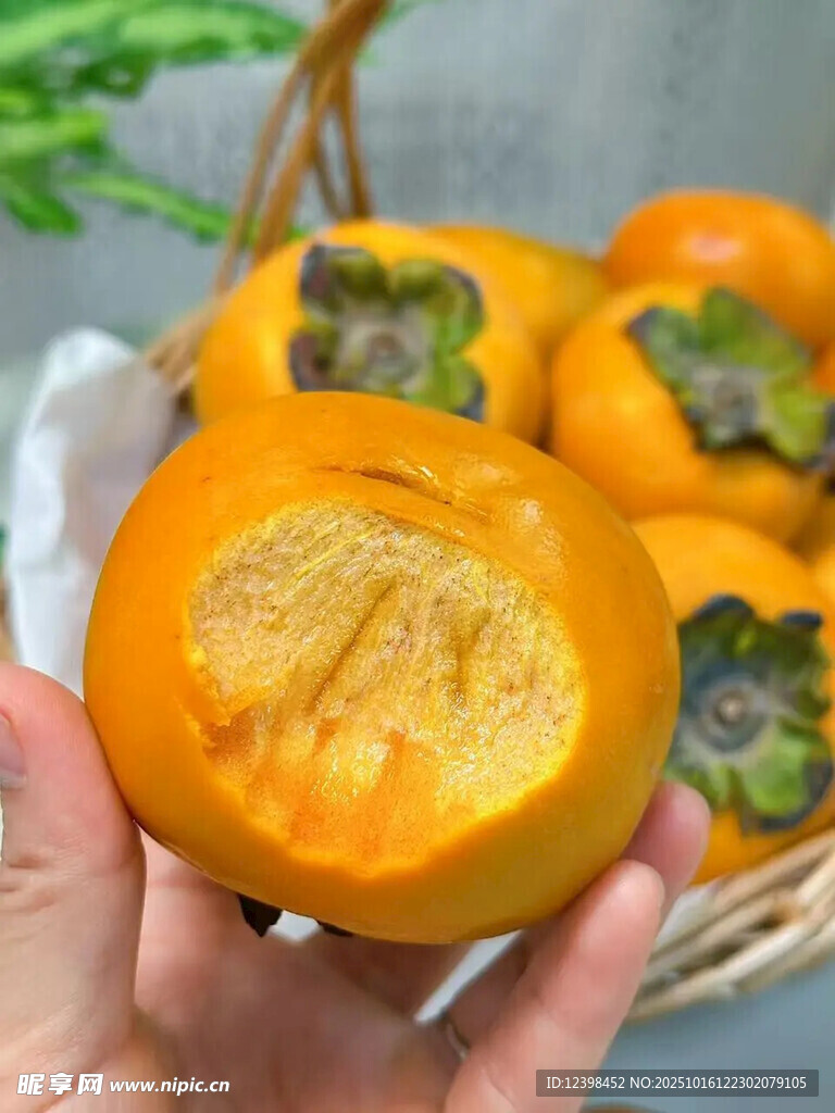 手捧新鲜切开的甜柿子