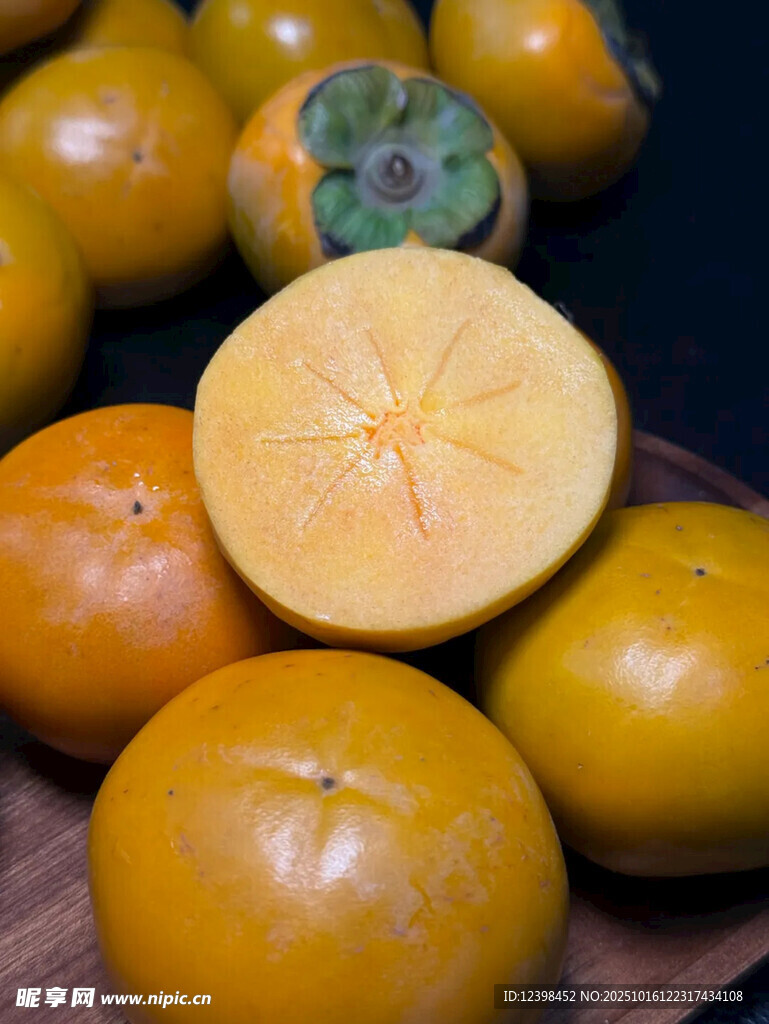 新鲜柿子