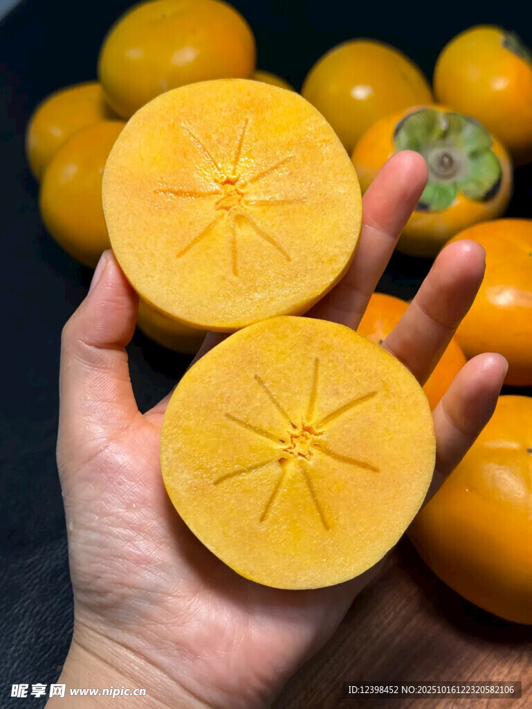 手捧切开的新鲜黄柿子