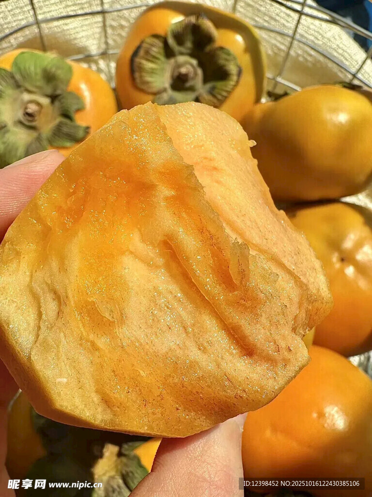 剥开的新鲜柿子