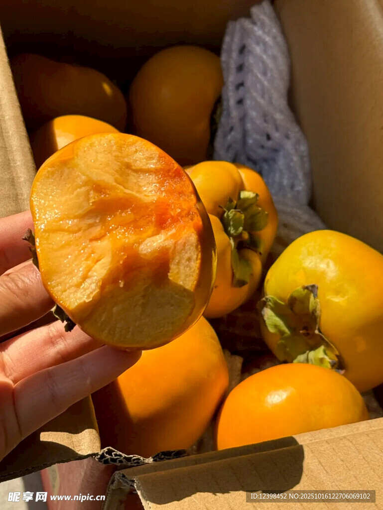 手拿剥开的新鲜柿子