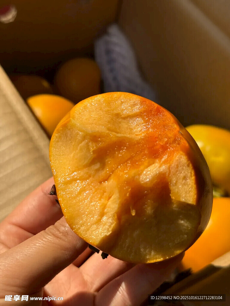 手中剥开的香甜诱人柿子
