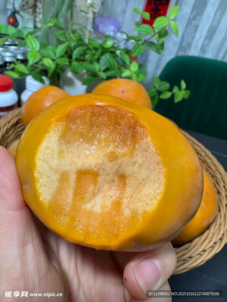 手捧切开的黄澄澄柿子