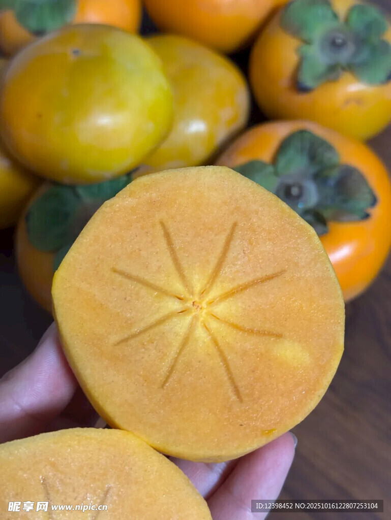 手捧切开的美味甜柿子