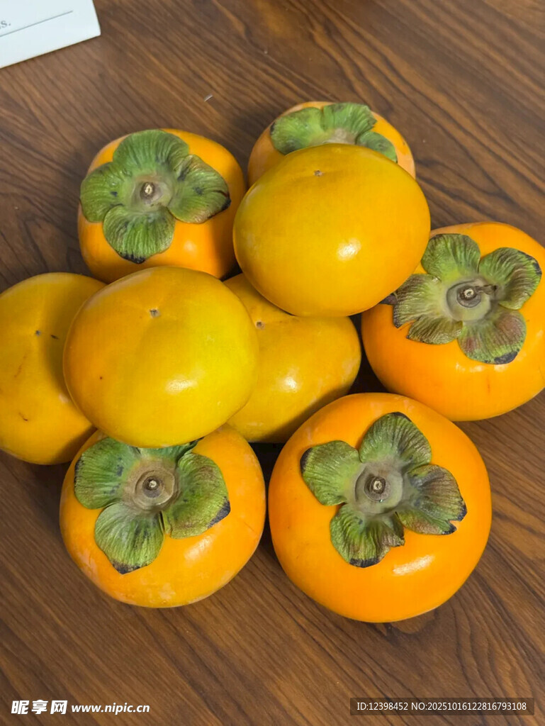 新鲜柿子
