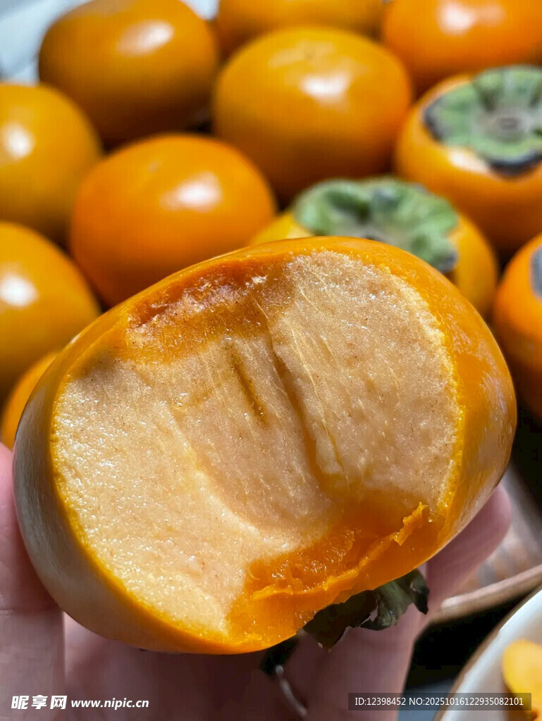 新鲜剥开的美味甜柿子