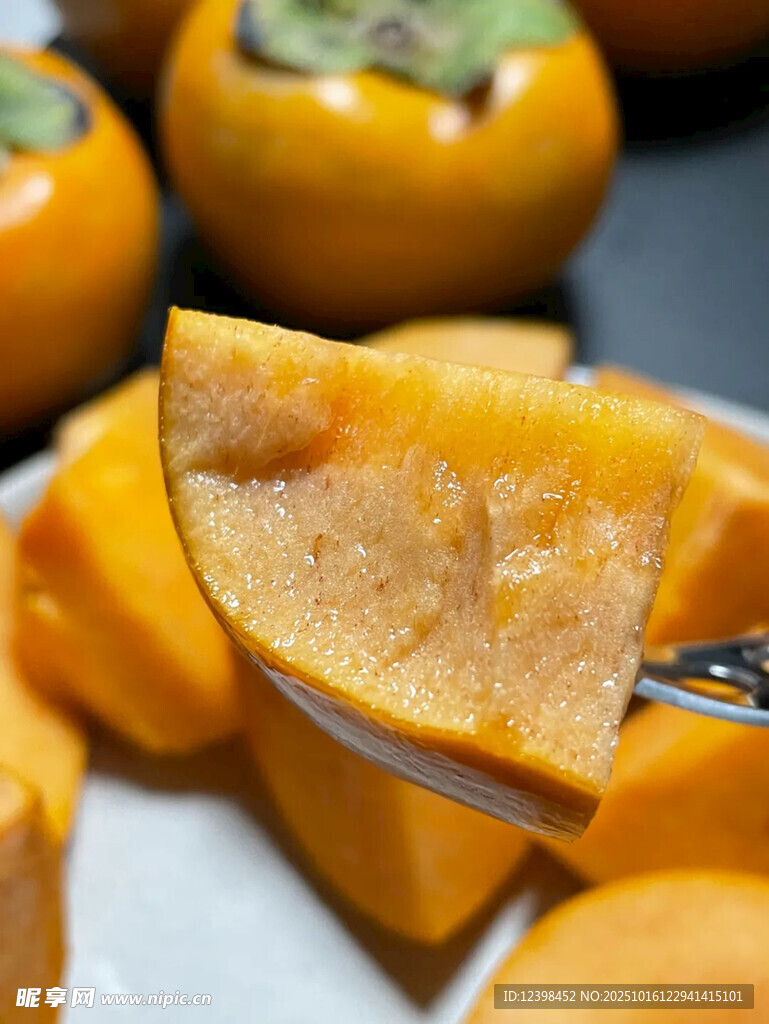 叉子上的美味切块柿子