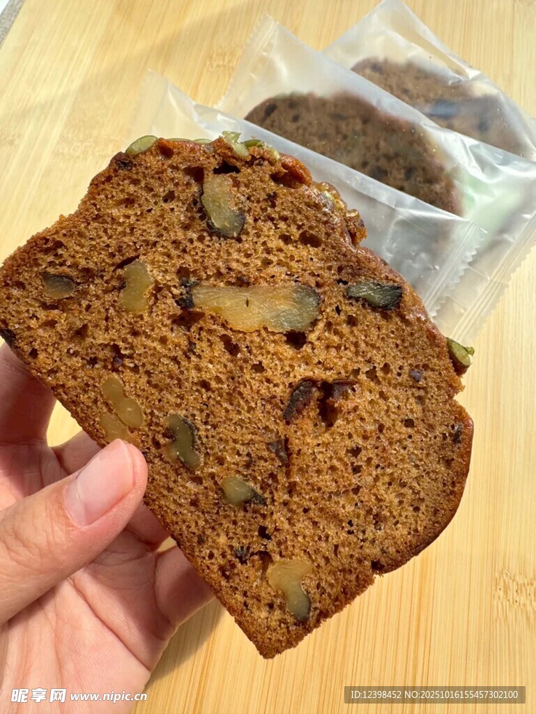 手拿美味葡萄干坚果面包
