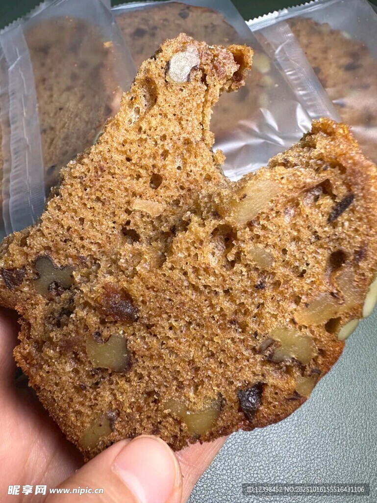咬过的坚果味全麦面包