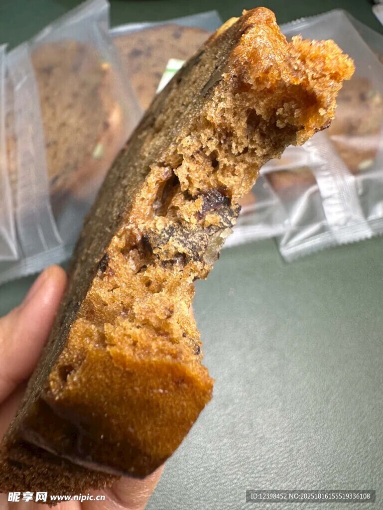 咬过的美味夹心糕点