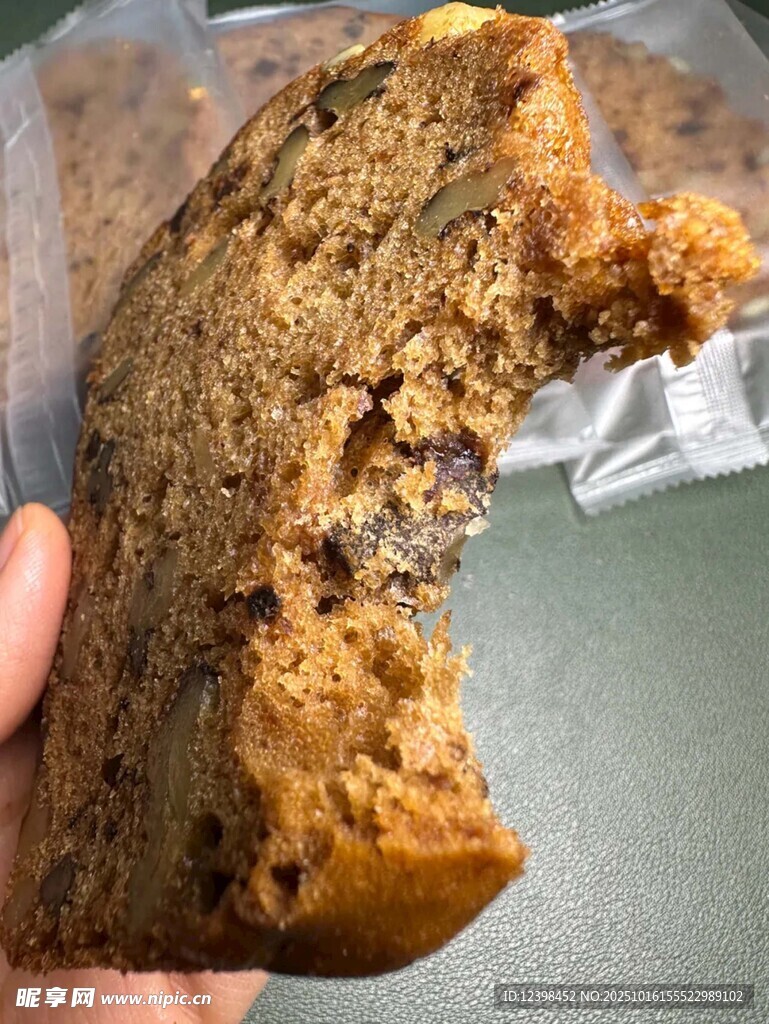 咬过的美味巧克力面包