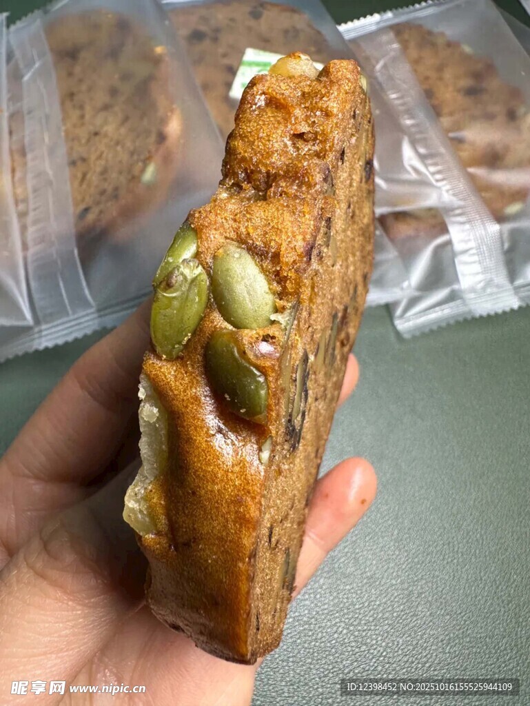 手捧坚果夹心美味糕点