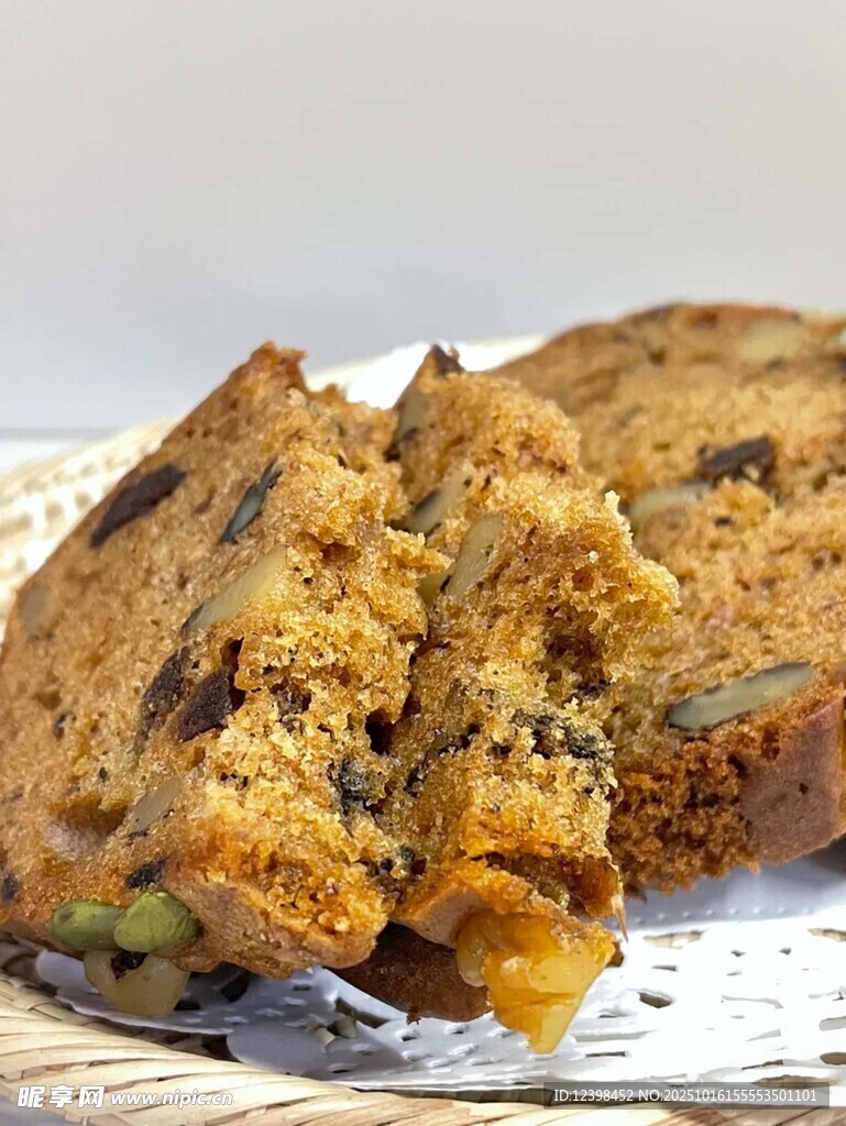 美味坚果蛋糕切片