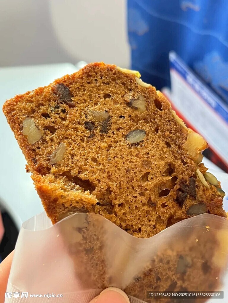 手持美味果仁面包切片