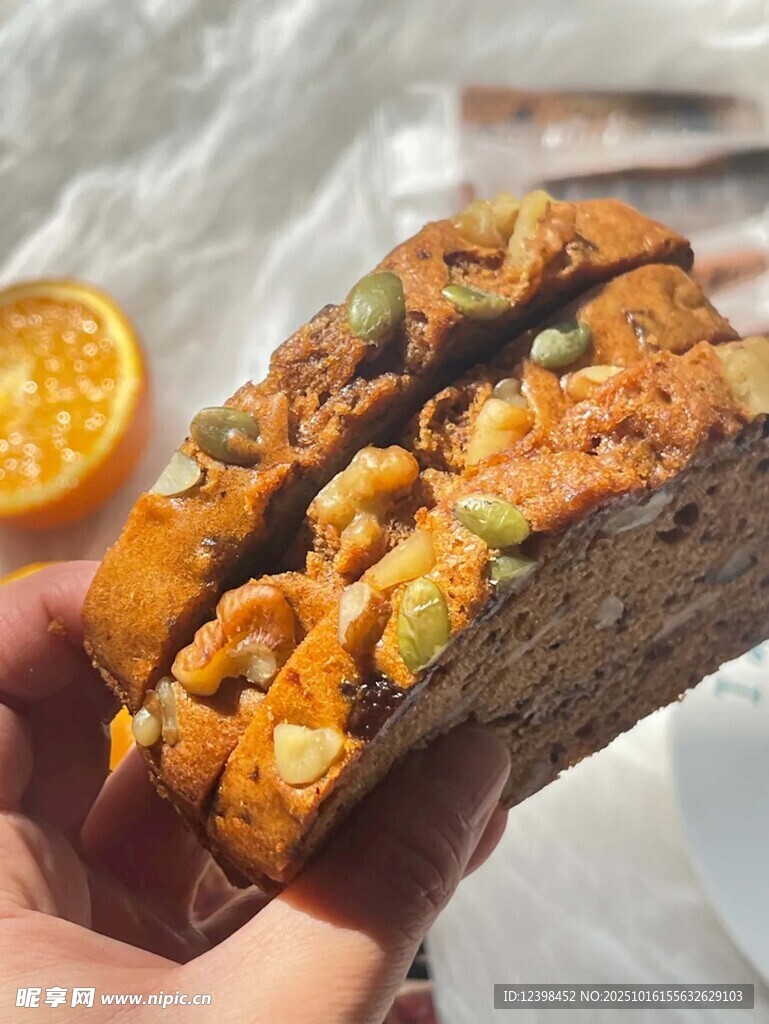 手拿美味夹心面包
