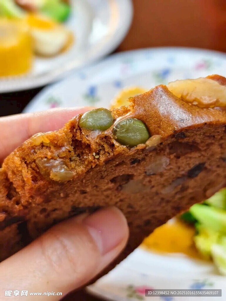 手拿美味南瓜籽面包