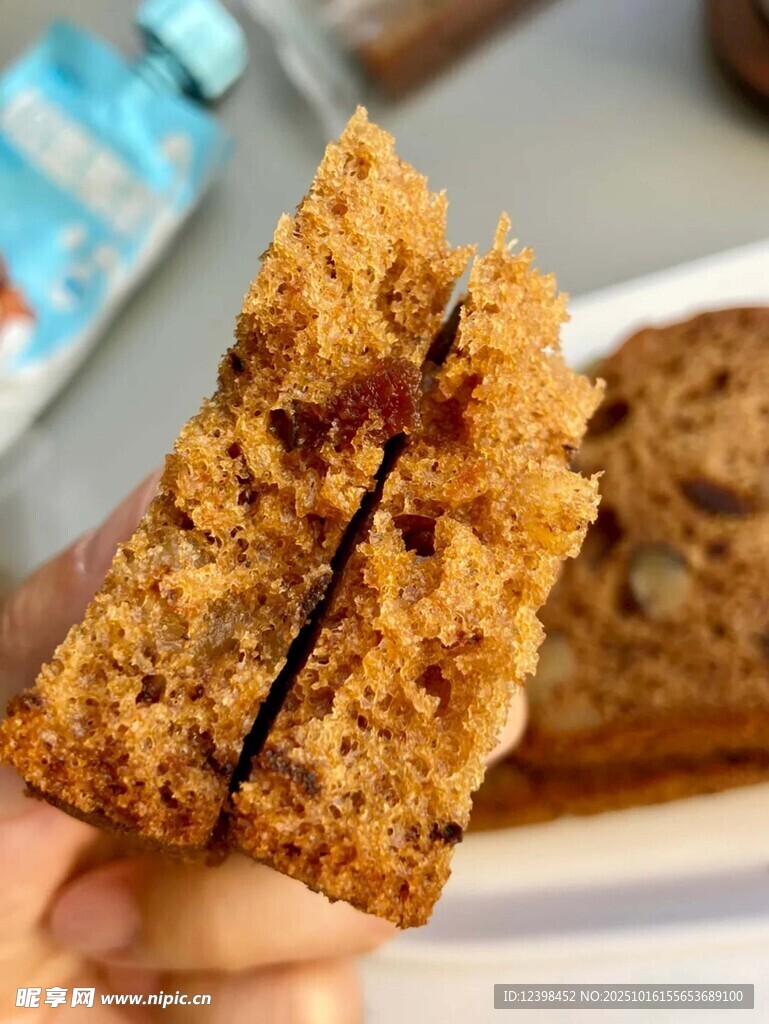 手拿美味核桃红枣蛋糕
