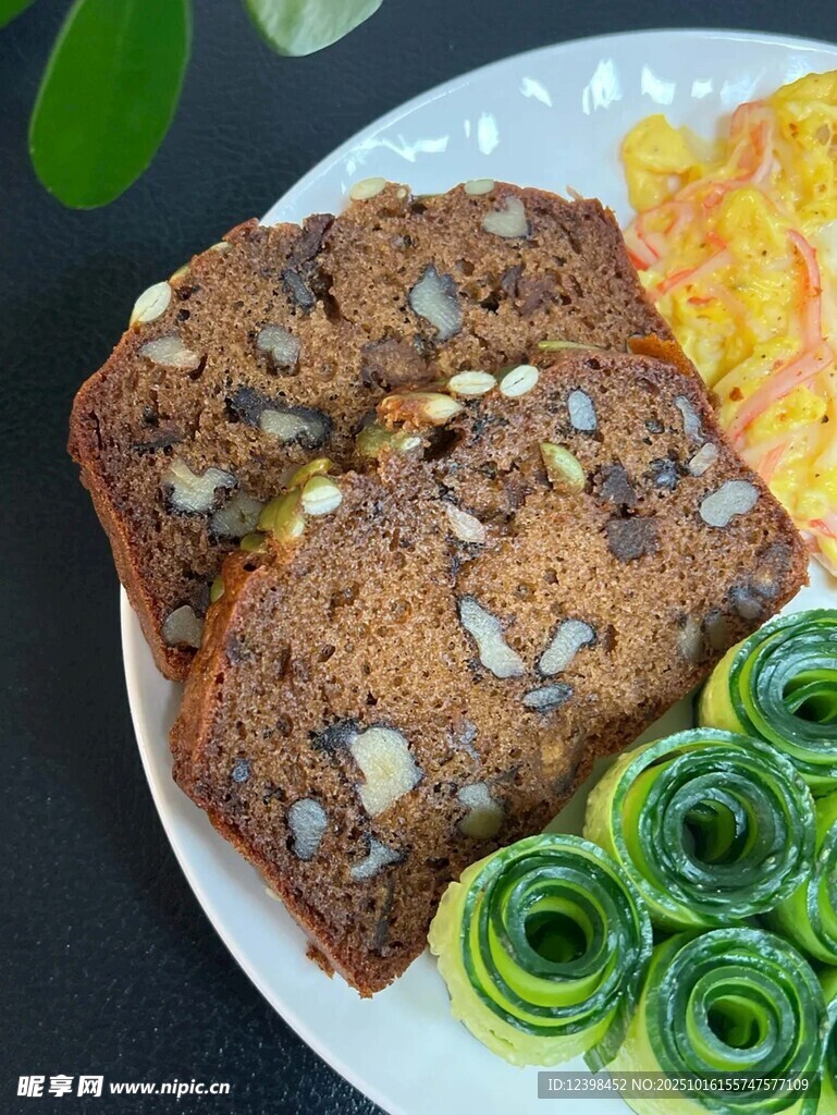 核桃面包配蔬菜与炒蛋