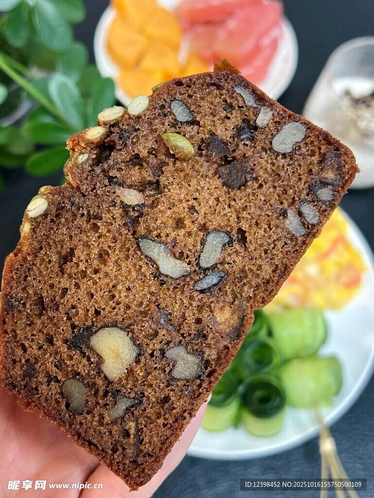 手捧坚果水果全麦面包