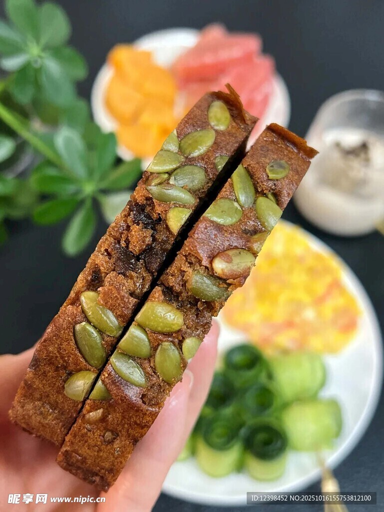 手捧美味坚果夹心能量棒