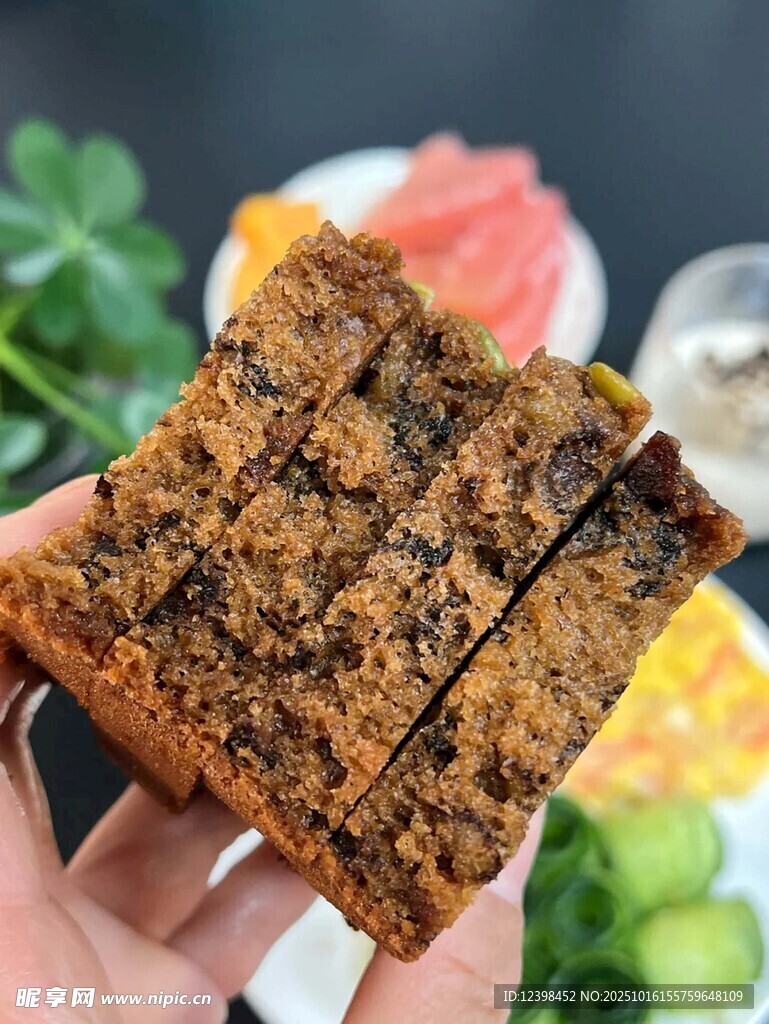 手拿美味核桃红枣蛋糕