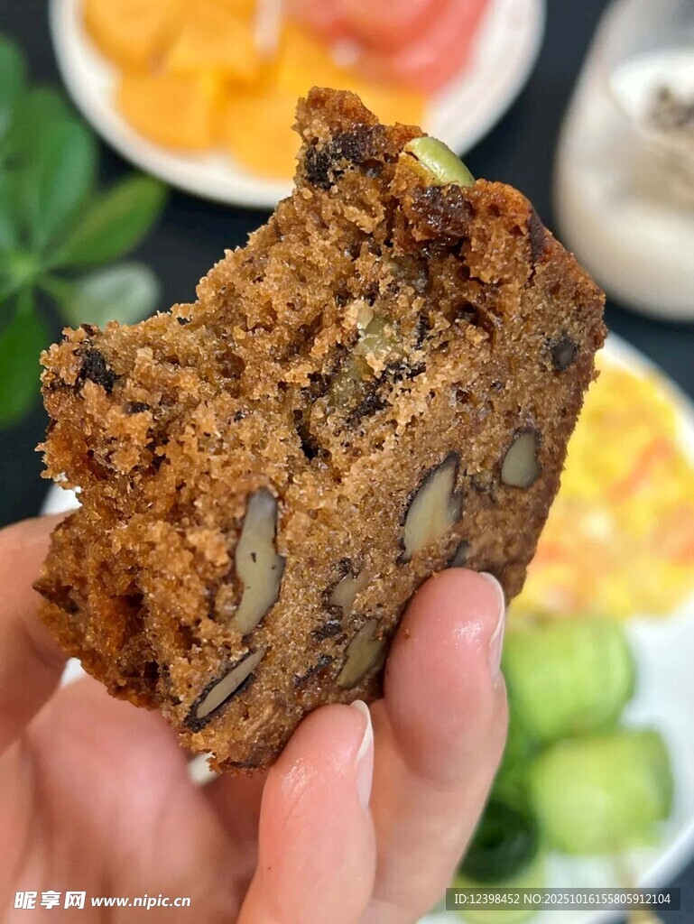 手拿美味坚果燕麦松饼