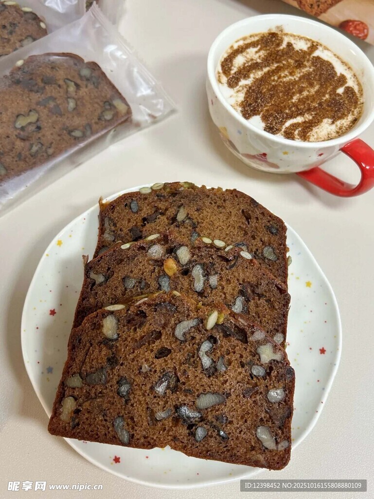 美味坚果面包与热饮