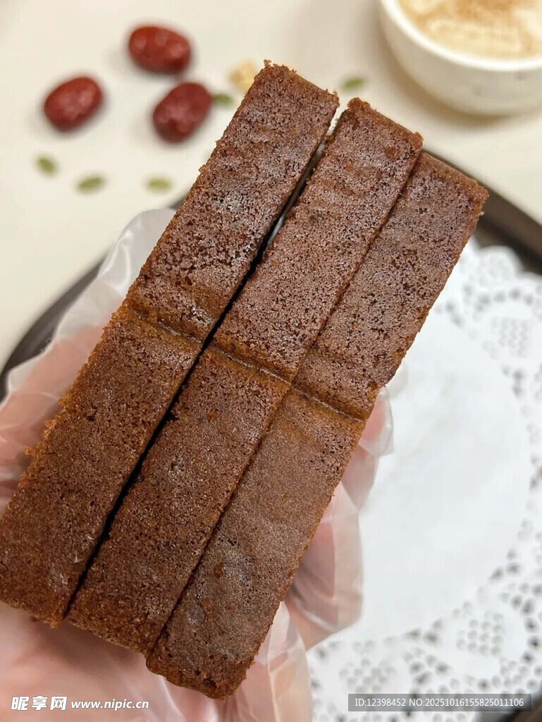 手持美味红枣糕