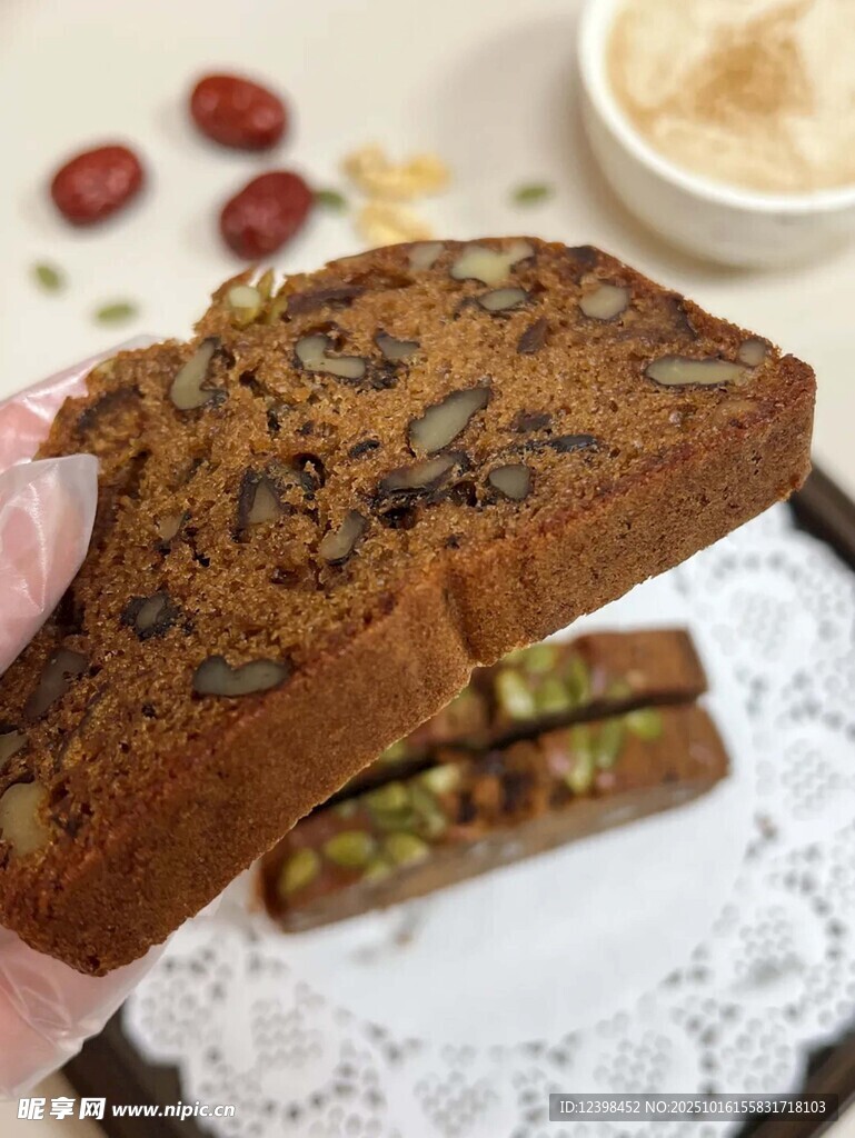 巧克力坚果风味美味面包