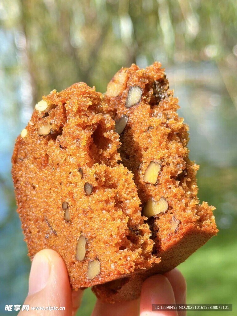 美味坚果夹心全麦面包