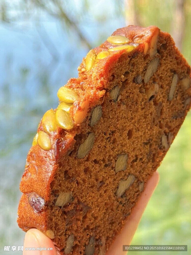 手持美味坚果面包切片