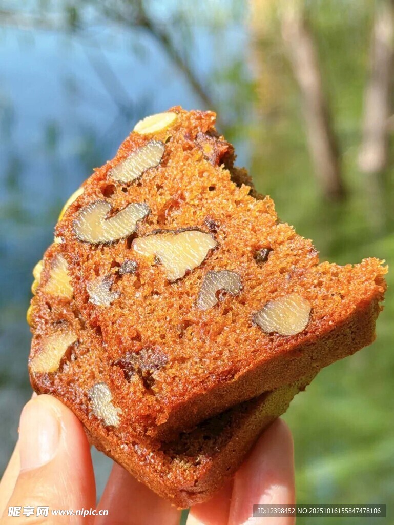 手持坚果味美味糕点