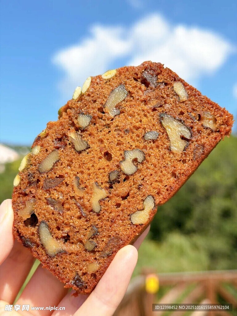 手捧美味坚果磅蛋糕
