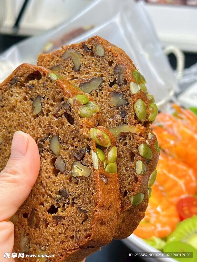坚果夹心面包